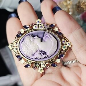 ELEGANT VINTAGE PURPLE CRYSTAL CAMEO BROOCH